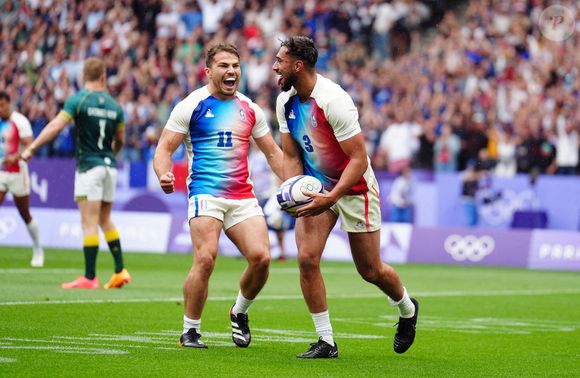Le Français Rayan Rebbadj célèbre un essai contre l'Afrique du Sud avec Antoine Dupont pendant le match de rugby à sept au Stade de France lors de la première journée des Jeux Olympiques de Paris 2024 en France. Date de la photo : samedi 27 juillet 2024. © PA Photos
