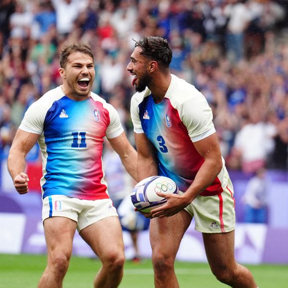 Le Français Rayan Rebbadj célèbre un essai contre l'Afrique du Sud avec Antoine Dupont pendant le match de rugby à sept au Stade de France lors de la première journée des Jeux Olympiques de Paris 2024 en France. Date de la photo : samedi 27 juillet 2024. © PA Photos