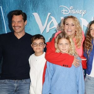 On le sait, la perte d'un être cher peut être aussi retentissante que celle d'un membre de sa famille. Elodie Gossuin vit actuellement ce sentiment avec toute sa famille,

Elodie Gossuin avec son mari Bertrand Lacherie et leurs enfants - Première du film Disney "Vaiana 2" au Grand Rex à Paris. © Coadic Guirec/Bestimage