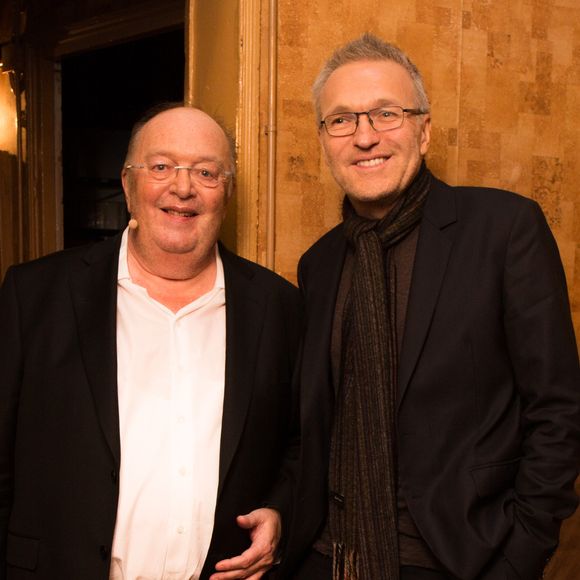 Exclusif - L'humoriste Bernard Mabille et Laurent Ruquier en backstage - Première du spectacle "De la tête aux pieds" de Bernard Mabille au théâtre Antoine à Paris, France, le 10 octobre 2016. © Agence/Bestimage