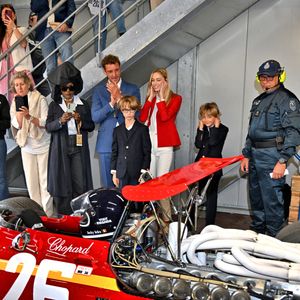 Jacky Ickx, l'ancien champion de Formule 1, a ouvert la Cavallino Classic Monaco Ferrari Parade au volant de la mythique Ferrari 312 F1 de 1968, durant le dernier jour du Grand Prix de Monaco Historique 2026, où il était encouragé par sa femme Khadja Nin accompagné par Pierre Casiraghi, son épouse Béatrice Borroméo et leurs enfants Stefano et Francisco le 26 avril 2026. © Bruno Bebert / Bestimage