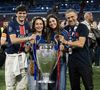 Le PSG a remporté la Ligue des champions pour la deuxième année consécutive en s’imposant face à Arsenal au stade Ferenc-Puskás de Budapest. 

Luis Enrique célèbre avec sa femme Elena Cullell et ses enfants - Le PSG remporte la Ligue Des Champions 2025, pour la première fois de son histoire, face à l'Inter Milan (5-0) à l'Allianz Arena de Munich
© Cyril Moreau/Bestimage