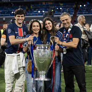Le PSG a remporté la Ligue des champions pour la deuxième année consécutive en s’imposant face à Arsenal au stade Ferenc-Puskás de Budapest. 

Luis Enrique célèbre avec sa femme Elena Cullell et ses enfants - Le PSG remporte la Ligue Des Champions 2025, pour la première fois de son histoire, face à l'Inter Milan (5-0) à l'Allianz Arena de Munich
© Cyril Moreau/Bestimage