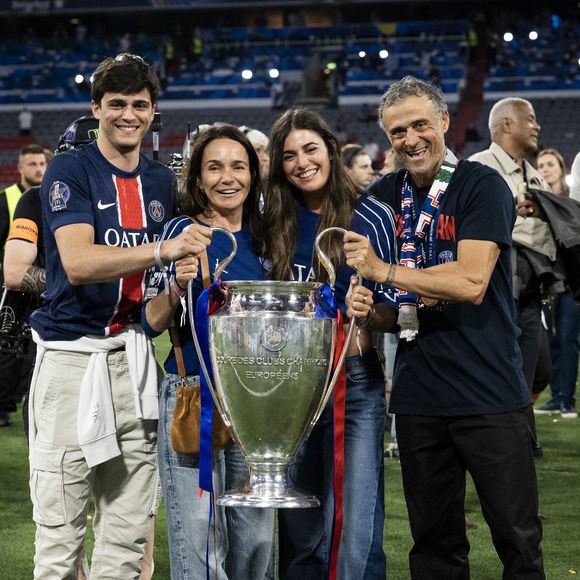 Le PSG a remporté la Ligue des champions pour la deuxième année consécutive en s’imposant face à Arsenal au stade Ferenc-Puskás de Budapest. 

Luis Enrique célèbre avec sa femme Elena Cullell et ses enfants - Le PSG remporte la Ligue Des Champions 2025, pour la première fois de son histoire, face à l'Inter Milan (5-0) à l'Allianz Arena de Munich
© Cyril Moreau/Bestimage