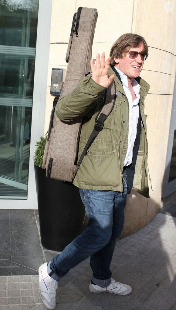 Exclusif - Thomas Dutronc à la sortie des studios de RTL à Neuilly-sur-Seine, le 10 décembre 2025.
© PsnewZ / Bestimage
