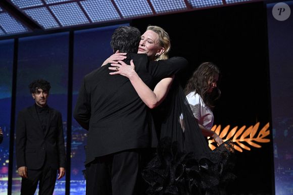 Le réalisateur, scénariste et producteur iranien Jafar Panahi célèbre sur scène après avoir remporté la Palme d'Or pour le film "Un simple accident" lors de la cérémonie de clôture de la 78e édition du Festival de Cannes à Cannes, France, le 24 mai 2025. Photo de David Niviere/ABACAPRESS.COM