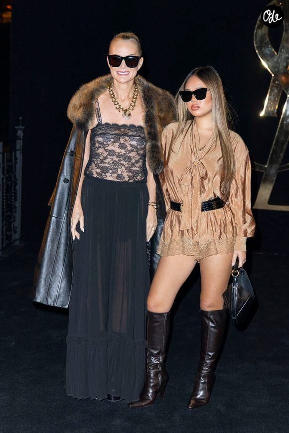 Cette soirée mère-fille intervient dans une période mouvementée pour Laeticia, qui peut compter sur le soutien de ses filles.

Laeticia Hallyday et sa fille Joy - Photocall du défilé Saint Laurent Collection Femme Prêt-à-Porter Printemps/Eté 2027 lors de la Fashion Week de Paris (PFW) à la Fontaine du Trocadéro, à Paris, France, le 29 septembre 2026. © Olivier Borde/Bestimage