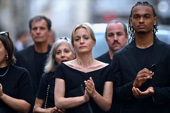 Après les obsèques, elle avait le choix entre se morfondre chez elle

Audrey Crespo-Mara, Sekou Mara derrière Beatrice Loustalan assistant aux funérailles de Thierry Ardisson à l'église Saint Roch à Paris, France, le 17 juillet 2025. Thierry Ardisson, journaliste, animateur et producteur de télévision français connu sous le nom de "Man in Black", est décédé à l'âge de 76 ans des suites d'un cancer le 14 juillet. Photo par Franck Castel/ABACAPRESS.COM