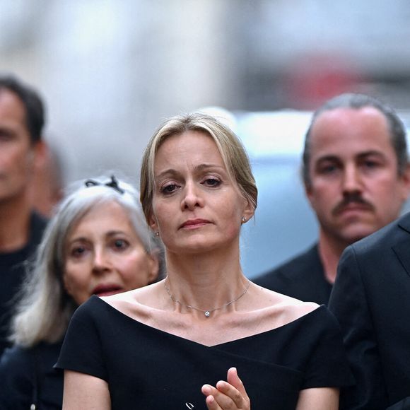 Après les obsèques, elle avait le choix entre se morfondre chez elle

Audrey Crespo-Mara, Sekou Mara derrière Beatrice Loustalan assistant aux funérailles de Thierry Ardisson à l'église Saint Roch à Paris, France, le 17 juillet 2025. Thierry Ardisson, journaliste, animateur et producteur de télévision français connu sous le nom de "Man in Black", est décédé à l'âge de 76 ans des suites d'un cancer le 14 juillet. Photo par Franck Castel/ABACAPRESS.COM