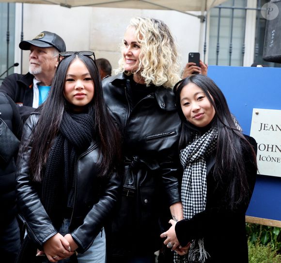 Laeticia Hallyday, ses filles Joy et Jade lors de l'inauguration d'une plaque commémorative en hommage à Johnny Hallyday devant l'immeuble où le chanteur français a grandi dans le 9ème arrondissement de Paris, France, le 22 décembre 2023.  © Dominique Jacovides/Bestimage