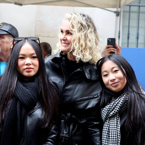 Laeticia Hallyday, ses filles Joy et Jade lors de l'inauguration d'une plaque commémorative en hommage à Johnny Hallyday devant l'immeuble où le chanteur français a grandi dans le 9ème arrondissement de Paris, France, le 22 décembre 2023.  © Dominique Jacovides/Bestimage