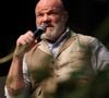 Et durant son récit, il ne peut contenir ses larmes.

Le chef Philippe Etchebest au 20ème Festival du Livre gourmand au Théâtre de Périgueux, le 15 novembre 2025. ©Jean-Marc LHOMER/Bestimage.