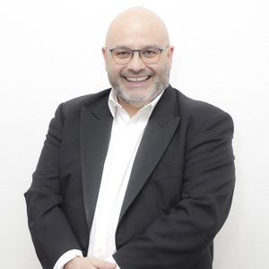 "Je me suis donc mis au vert en Bretagne, en faisant randonnées sur randonnées. J’ai perdu un petit peu moins de dix kilos juste avant Pékin Express", a-t-il expliqué à "TVMag". 

Exclusif - Yoann Riou - Backstage - Enregistrement de l'émission "100% Logique", présentée par C.Féraud et diffusée le 4 mars sur France 2
© Jack Tribeca / Bestimage