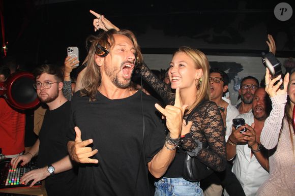 Bob Sinclar et sa fille Paloma Le Friant - Bob Sinclar mixe aux platines devant ses enfants lors d'une soirée au VIP Room à Saint-Tropez le 26 juillet 2023. © Philippe Baldini/Bestimage