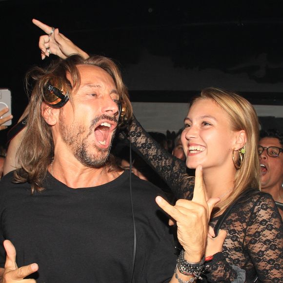 Bob Sinclar et sa fille Paloma Le Friant - Bob Sinclar mixe aux platines devant ses enfants lors d'une soirée au VIP Room à Saint-Tropez le 26 juillet 2023. © Philippe Baldini/Bestimage