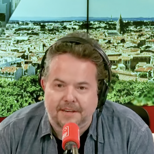 Particulièrement ému, Nicolas Demorand, le coprésentateur de la matinale a eu bien du mal à contenir son émotion : "Vous quittez la matinale et ça nous rend tous ici... Immensément triste ! Moi ça me rend également, immensément triste".

Nicolas Demorand aux commandes de sa dernière matinale pour France Inter avec Léa Salamé - ce jeudi 3 juillet 2025.