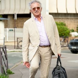 Exclusif - L'animateur et journaliste Nelson Monfort arrive à l'enregistrement de l'émission "Vivement dimanche" à Paris, France, le 9 septembre 2025, et diffusée le 12 octobre 2025 sur France 3. © Jonathan Jacob/Bestimage