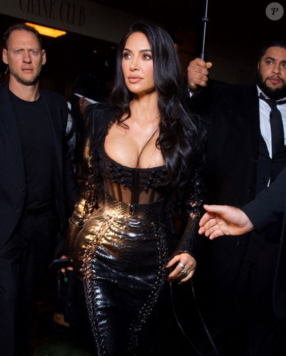 Souvenez-vous, l'affaire était survenue en pleine Fashion Week en octobre 2016...


New York, NY - Kim Kardashian fait tourner les têtes lors des after parties du Met Gala, arborant une audacieuse robe buste en peau de crocodile qui lui vole la vedette. Photographe : Backgrid USA / Bestimage