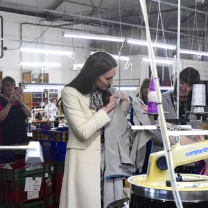 Eh oui, même Kate, d'apparence si parfaite, n'a pas tous les talents !
Catherine (Kate) Middleton, princesse de Galles visite Corgi, un fabricant de textiles familial spécialisé dans la production de chaussettes et de tricots, le 30 janvier 2025 à Ammanford, au Pays de Galles, au Royaume-Uni, le 30 janvier 2025. Julien Burton / Bestimage