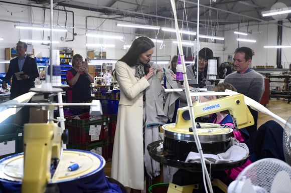 Eh oui, même Kate, d'apparence si parfaite, n'a pas tous les talents !
Catherine (Kate) Middleton, princesse de Galles visite Corgi, un fabricant de textiles familial spécialisé dans la production de chaussettes et de tricots, le 30 janvier 2025 à Ammanford, au Pays de Galles, au Royaume-Uni, le 30 janvier 2025. Julien Burton / Bestimage
