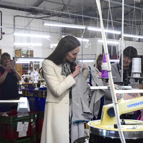 Eh oui, même Kate, d'apparence si parfaite, n'a pas tous les talents !
Catherine (Kate) Middleton, princesse de Galles visite Corgi, un fabricant de textiles familial spécialisé dans la production de chaussettes et de tricots, le 30 janvier 2025 à Ammanford, au Pays de Galles, au Royaume-Uni, le 30 janvier 2025. Julien Burton / Bestimage