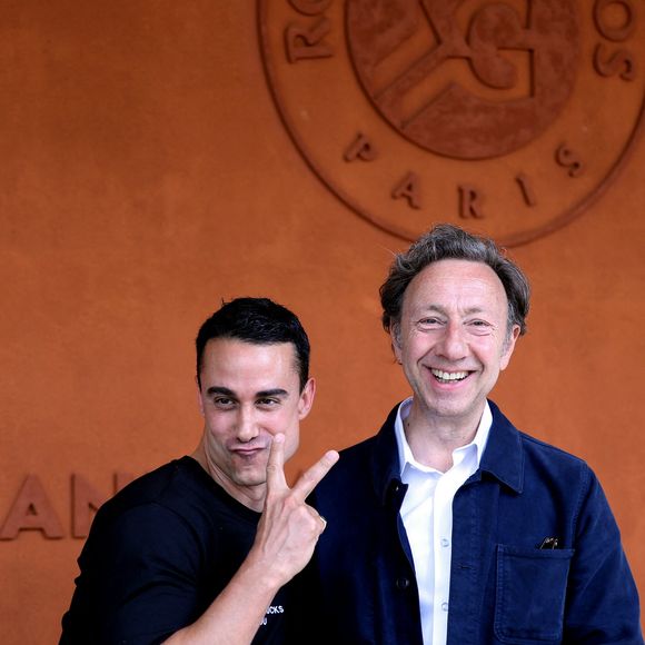 Stéphane Bern et son compagnon Yori Bailleres au village lors des Internationaux de France de Tennis de Roland Garros 2025. Paris, le 29 mai 2025. © Moreau/Jacovides/Bestimage