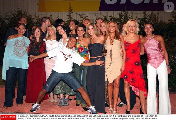 Les Lofteurs saison 1 et 2 posent pour une dernière photo de famille. Kenza, William, Karine, Felicien, Laurine, Romain, Julia, Julie,Kamel, Laure, Fabrice, Marlene, Thomas, Delphine, Lesly David, Sandra et Kimy, à Saint Denis, France, le 9 juillet 2002. © Giancarlo Gorassini/Abaca