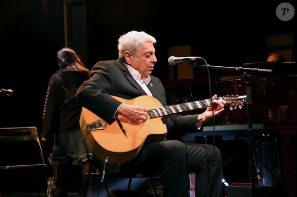 Exclusif - Enrico Macias, ici avec sa guitare - 86ème anniversaire de Enrico Macias avec son public au Théâtre Dejazet à Paris. Le 11 décembre 2024
© Bertrand Rindoff / Bestimage
