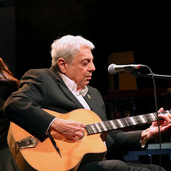 Exclusif - Enrico Macias, ici avec sa guitare - 86ème anniversaire de Enrico Macias avec son public au Théâtre Dejazet à Paris. Le 11 décembre 2024
© Bertrand Rindoff / Bestimage