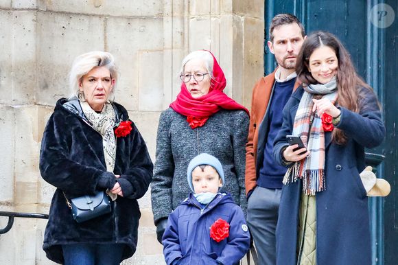 Gabrièle Laborde, la fille de la défunte, et son fils, Saul - Arrivées aux obsèques de C.Laborde en l’église Saint-Roch à Paris, le 6 février 2025. Décédée le 28 janvier 2025 à l'âge de 73 ans, l'ancienne présentatrice météo de TF1 (1988 - 2017) était atteinte de la maladie neurodégénérative à corps de Lewy. 
© Jacovides - Moreau / Bestimage