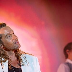 Julien Doré en concert au festival du Printemps de Pérouges au Château de Saint-Maurice-de-Rémens (01) le 25 juin 2025. © Sandrine Thesillat / PsNewZ / Bestimage
