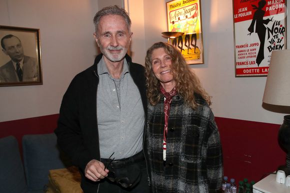 Installés à Paris, ils ne se sont jamais quittés.

Exclusif - Thierry Lhermitte et sa femme Hélène - People à la représentation de la pièce de théâtre "Fleurs de soleil" au théâtre Antoine à Paris, France, le 16 mars 2023. Bertrand Rindoff/Bestimage