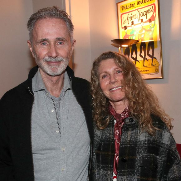 Installés à Paris, ils ne se sont jamais quittés.

Exclusif - Thierry Lhermitte et sa femme Hélène - People à la représentation de la pièce de théâtre "Fleurs de soleil" au théâtre Antoine à Paris, France, le 16 mars 2023. Bertrand Rindoff/Bestimage
