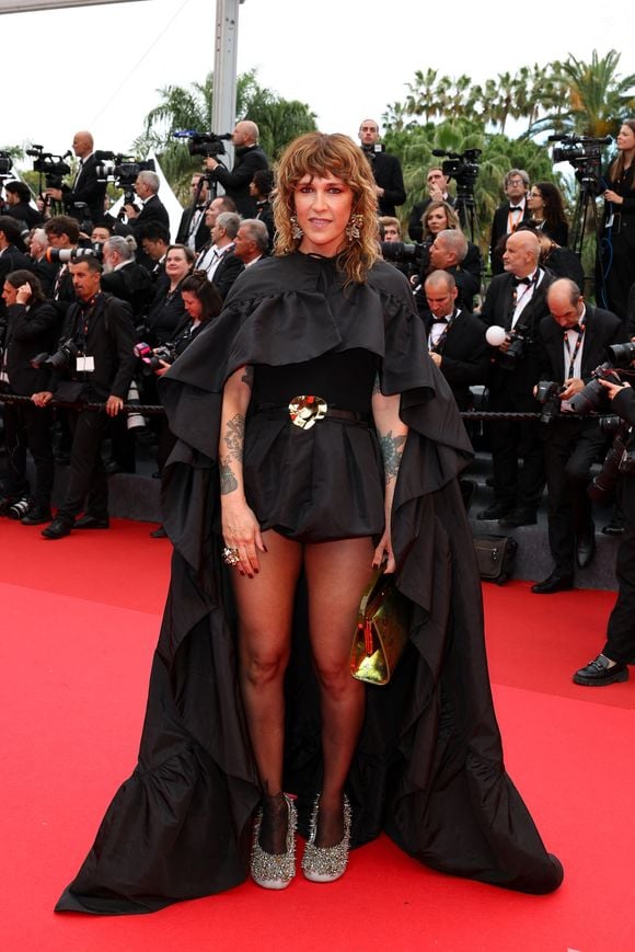 A ses côtés, Daphné Bürki. L'animatrice a opté pour une tenue étonnante.

Daphné Bürki - Montée des marches du film « Partir un jour » pour la cérémonie d’ouverture du 78ème Festival International du Film de Cannes, au Palais des Festivals à Cannes. Le 13 mai 2025
© Jacovides-Moreau / Bestimage