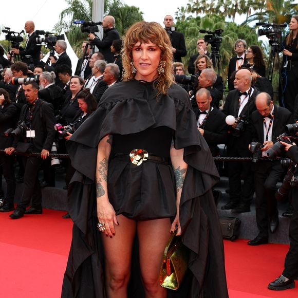 A ses côtés, Daphné Bürki. L'animatrice a opté pour une tenue étonnante.

Daphné Bürki - Montée des marches du film « Partir un jour » pour la cérémonie d’ouverture du 78ème Festival International du Film de Cannes, au Palais des Festivals à Cannes. Le 13 mai 2025
© Jacovides-Moreau / Bestimage