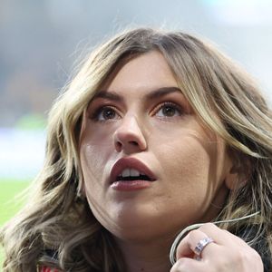 Marine (Star Academy 2024) chante "Les Corons" en hommage à Pierre Bachelet, pour le 20ème anniversaire de sa mort, lors du match de Ligue 1 McDonald's "Lens - Strasbourg (0-2)" au stade Bollaert-Delelis, le 16 février 2025.