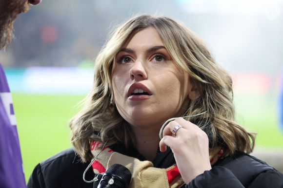 Marine (Star Academy 2024) chante "Les Corons" en hommage à Pierre Bachelet, pour le 20ème anniversaire de sa mort, lors du match de Ligue 1 McDonald's "Lens - Strasbourg (0-2)" au stade Bollaert-Delelis, le 16 février 2025.