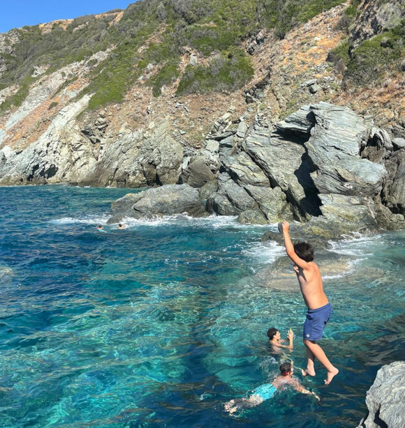 Sur Instagram, Léa Salamé partage des photos du séjour.

Léa Salamé en vacances en Corse avec famille et amis.