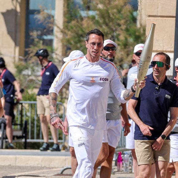 Frédérick Bousquet avec la flamme lors de la première étape du relais de la flamme olympique à Marseille, France, le 9 mai 2024.  © Dominique Jacovides/Bestimage