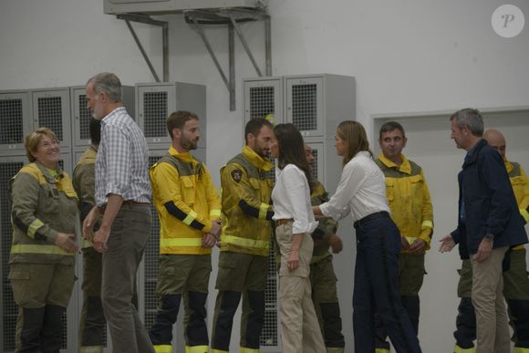 Le roi Felipe VI et la reine Letizia saluent les agents des services d'urgence lors d'une visite à Ourense, le 28 août 2025, à Ourense, en Galice (Espagne). Le roi et la reine d'Espagne effectuent aujourd'hui une visite officielle dans différentes parties de la province d'Ourense, la région la plus touchée par la récente vague d'incendies de forêt. L'objectif de cette visite est de constater de visu l'étendue des dégâts, d'écouter les demandes des habitants et de transmettre un message de soutien et de solidarité. La journée débutera au centre de coordination du district forestier XIV, à Verín, et se terminera par une visite à l'école publique de Medeiros. © Rosa Veiga/Europa Press/Bestimage