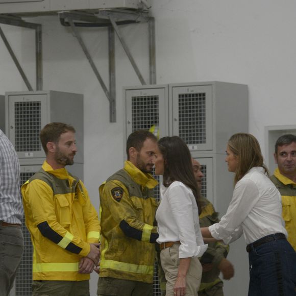 Le roi Felipe VI et la reine Letizia saluent les agents des services d'urgence lors d'une visite à Ourense, le 28 août 2025, à Ourense, en Galice (Espagne). Le roi et la reine d'Espagne effectuent aujourd'hui une visite officielle dans différentes parties de la province d'Ourense, la région la plus touchée par la récente vague d'incendies de forêt. L'objectif de cette visite est de constater de visu l'étendue des dégâts, d'écouter les demandes des habitants et de transmettre un message de soutien et de solidarité. La journée débutera au centre de coordination du district forestier XIV, à Verín, et se terminera par une visite à l'école publique de Medeiros. © Rosa Veiga/Europa Press/Bestimage
