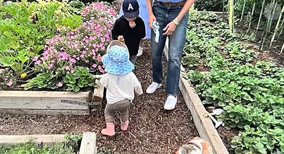 Dans une tenue décontractée, le prince Harry - lunettes de soleil sur le nez - embrasse tendrement la fillette, qui arbore une tenue très colorée. 

Le prince Harry, duc de Sussex et Meghan Markle, duchesse de Sussex, dévoilent des photos et des vidéos inédites de leurs enfants Archie et Lilbet dans "Harry & Meghan" (Netflix).  Le 15 décembre 2022. (Backgrid UK/ Bestimage).