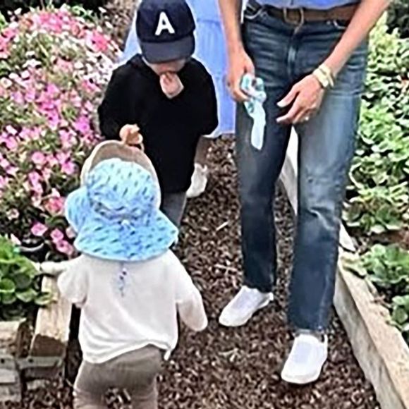 Dans une tenue décontractée, le prince Harry - lunettes de soleil sur le nez - embrasse tendrement la fillette, qui arbore une tenue très colorée. 

Le prince Harry, duc de Sussex et Meghan Markle, duchesse de Sussex, dévoilent des photos et des vidéos inédites de leurs enfants Archie et Lilbet dans "Harry & Meghan" (Netflix).  Le 15 décembre 2022. (Backgrid UK/ Bestimage).