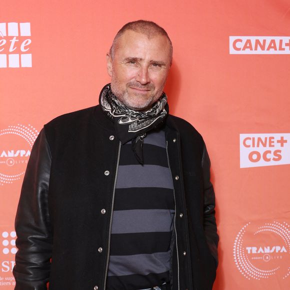 Le père des beaux-enfants d'Alexandre Brasseur est d'ailleurs connu : il s'agit de Stéphane Hénon, alias Boher dans "Plus belle la vie"

Exclusif - Alexandre Brasseur ( Demain nous appartient) au photocall de la série "Les Farouches" lors du 2ème Festival Creatvty 2025 des séries et créations audiovisuelles à Sète, le 13 novembre 2025. 
© Denis Guigenbourg / Bestimage
