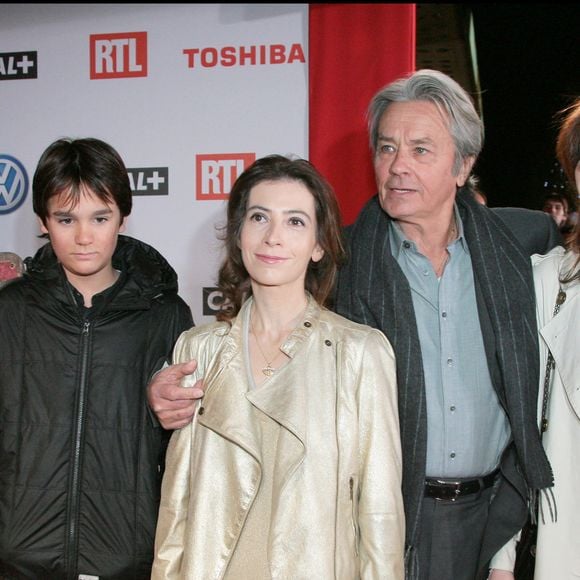 Alain Delon, Anne Uderzo, Alain-Fabien Delon et Anouchka Delon lors de la première du film Astérix aux Jeux Olympiques à Paris (archive)
©RINDOFF-GUIREC / BESTIMAGE