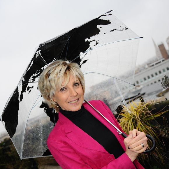 Evelyne Dheliat lors de la Journée météorologique mondiale, a Paris, France, le 23 mars 2018. Les présentateurs meteo ont lancé une campagne de sensibilisation citoyenne sur les reseaux sociaux FIMC2018 et ont rendu vous au grand public au Forum International de la Meteo et du Climat du 2 au 5 juin prochain sur le Parvis de l'Hôtel de Ville a Paris. Photo Xavier Derussit/ABACAPRESS.COM