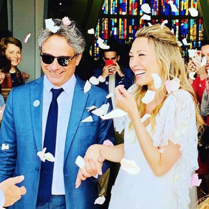 Ayant régulièrement des signes de son papa, elle raconte une autre synchronicité qui lui est arrivée le jour de son mariage.

Mariage de Laura Smet et Raphaël Lancrey-Javal à l'église Notre-Dame des Flots au Cap-Ferret le jour de l'anniversaire de son père Johnny Hallyday le 15 juin 2019. © Instagram
