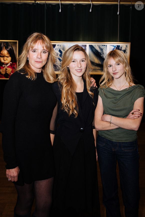 C'est une soirée que Géraldine Danon ne voulait pas louper.

Exclusif - Geraldine Danon avec ses filles Laura Poupon et Marion Poupon lors du vernissage de la première exposition photographique de Laura Poupon "Hillingar" au Chalet des Îles à Paris le 18 novembre 2025.

© Tiphaine Praud-Lebely / Bestimage