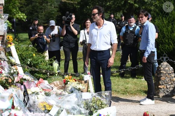 Anthony Delon et son demi-frère Alain-Fabien découvrent les hommages devant les grilles de la propriété de Douchy, quelques heures avant les obsèques de leur père, A.Delon, le 24 août 2024. © Agence / Bestimage