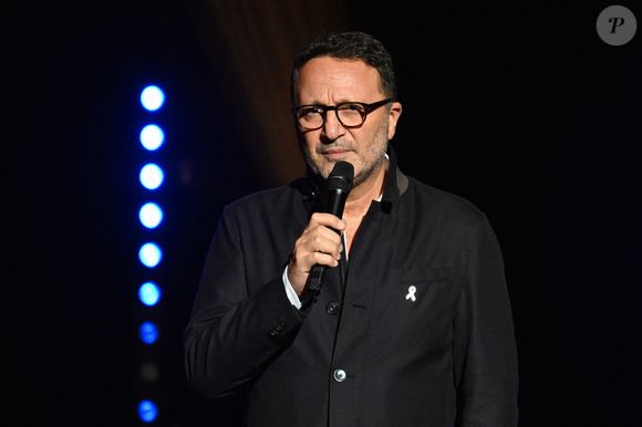 Arthur (Jacques Essebag) lors de la soirée hommage "7 octobre - 2 ans après" en mémoire des victimes du 7 octobre et en soutien aux otages du Hamas à la salle Pleyel à Paris le 5 octobre 2025.

© Lionel Urman / Bestimage